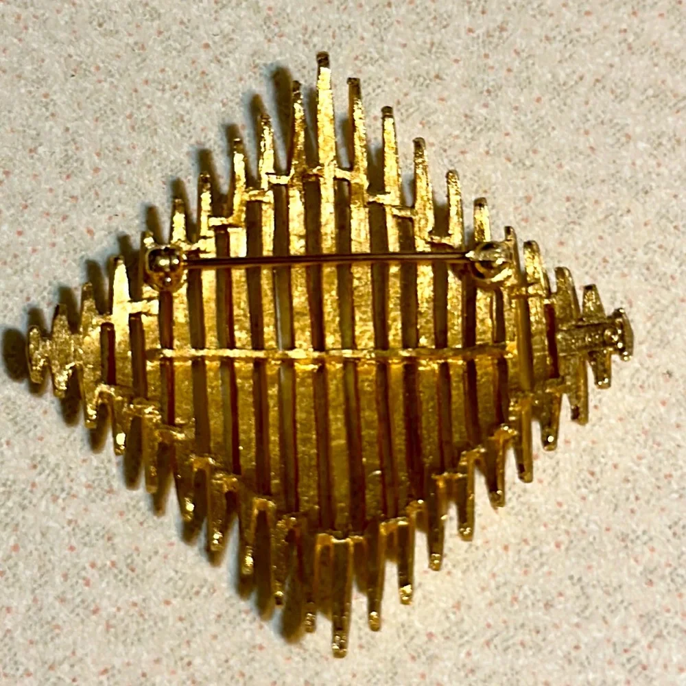 Vintage Trifari crown gold tone brushed and polished broach (646)